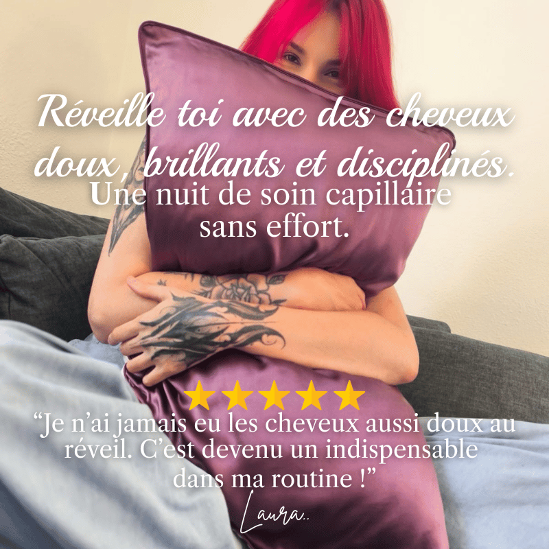 Femme aux cheveux rouges tenant une taie d’oreiller en soie pour cheveux bouclés