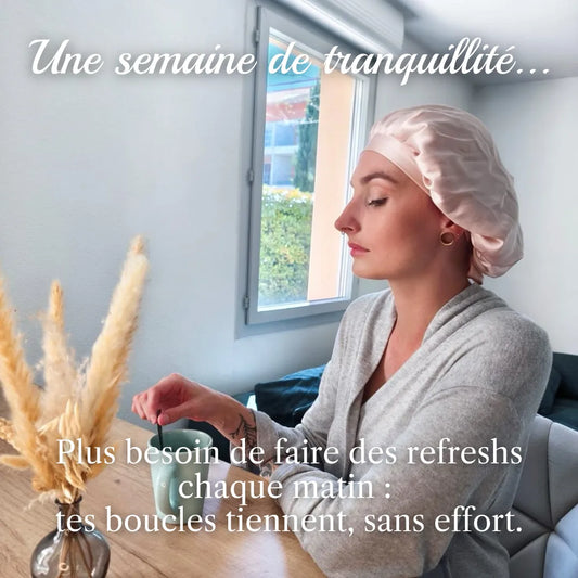 Femme avec bonnet en soie rose, cheveux texturés protégés, moment de détente avec café