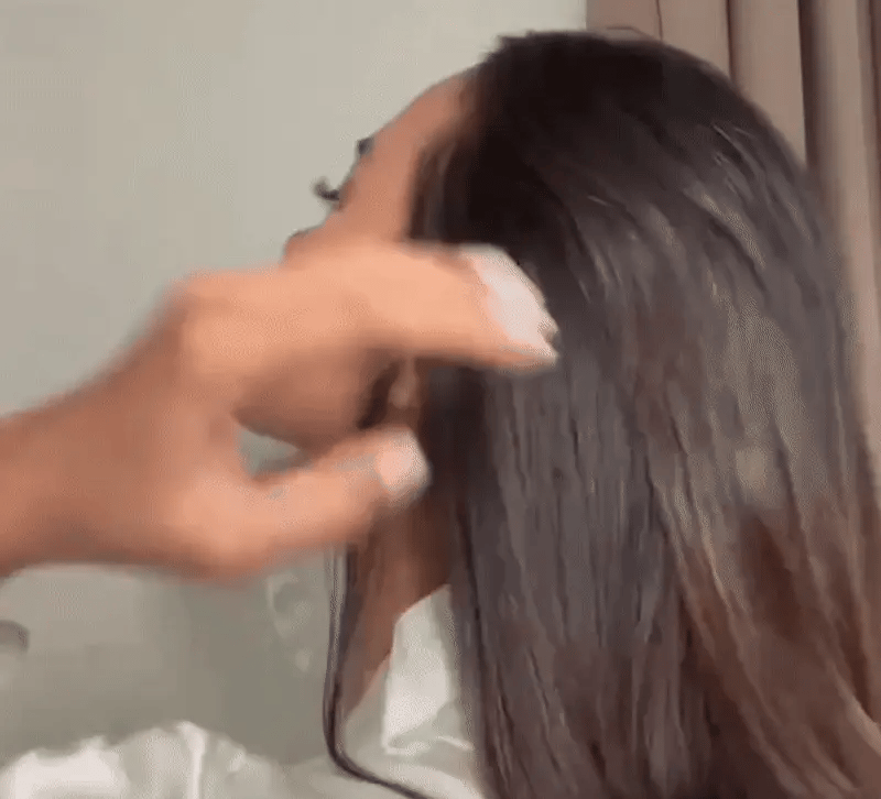 Femme qui s'attache les cheveux avec un chouchou soie protecteur