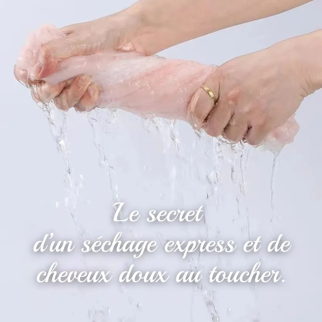 Serviette cheveux microfibre ultra absorbante elle réduit le temps de séchage et protège les boucles du frottement et des frisottis.