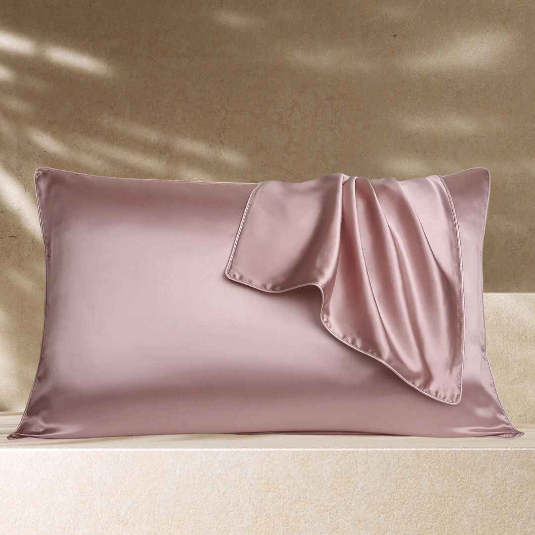 Taie d’oreiller en soie vieux rose, lumière chaude