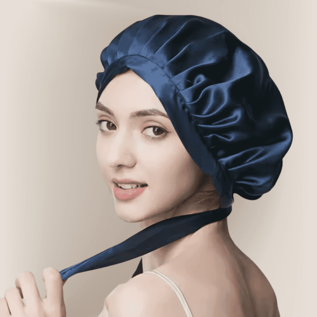 Femme portant un bonnet de nuit en soie bleu, vue de profil