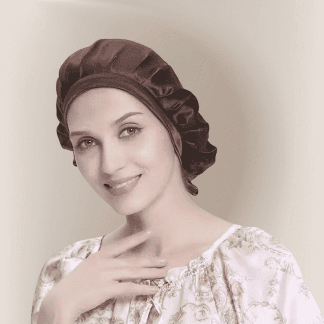 Femme posant avec un bonnet en soie marron dans une tenue de nuit