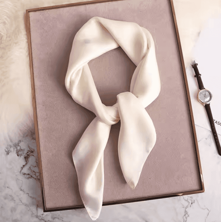 look stylé avec carré de soie noué dans les cheveux