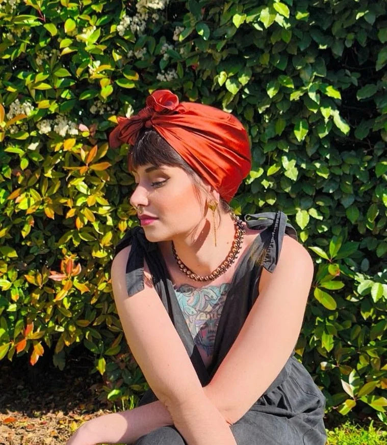 Portrait de Typhaine Visentin, fondatrice de Wild Hair Therapy France et experte en soins cheveux bouclés et texturés, portant un foulard en soie.