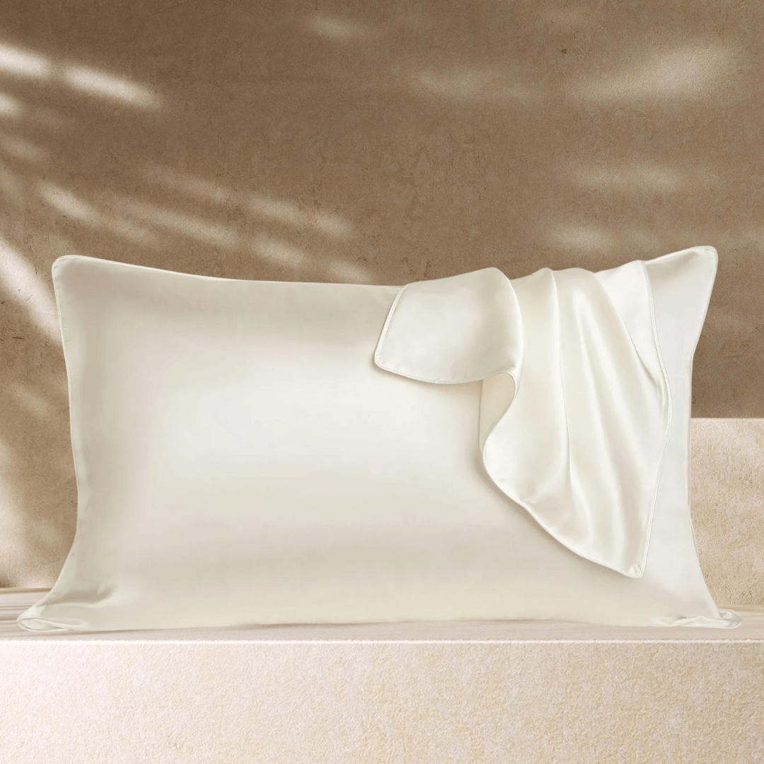 Taie d’oreiller en soie crème avec lumière naturelle