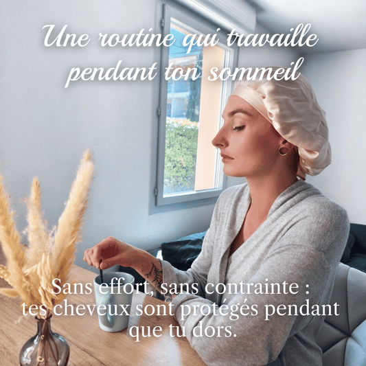 Lecture matinale avec un bonnet en soie beige et un peignoir.