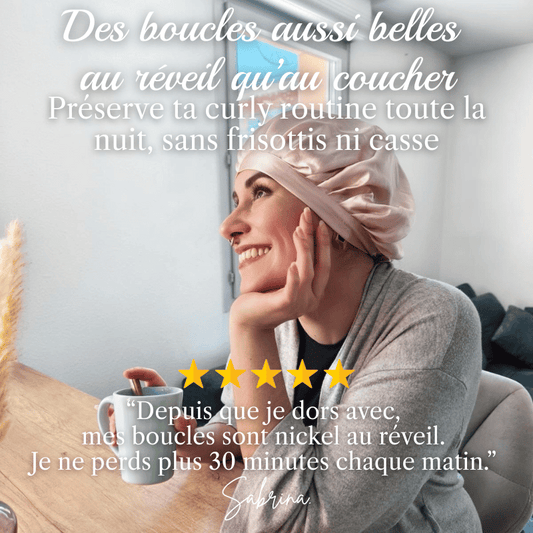 Femme souriante portant un bonnet en soie rose, dans un intérieur cocooning