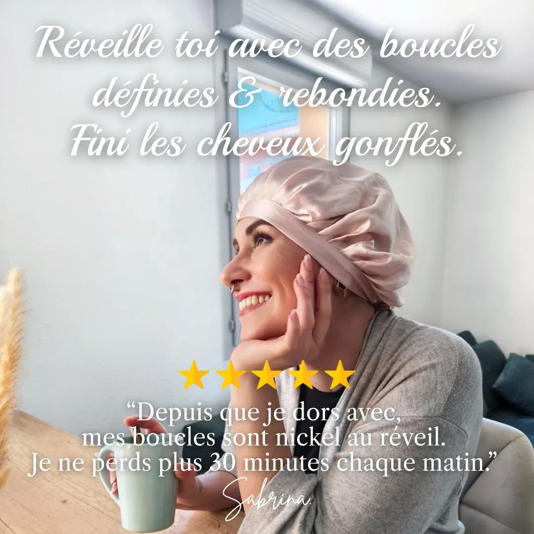 Photo lifestyle bonnet en soie pour dormir, protection cheveux bouclés et routine matinale