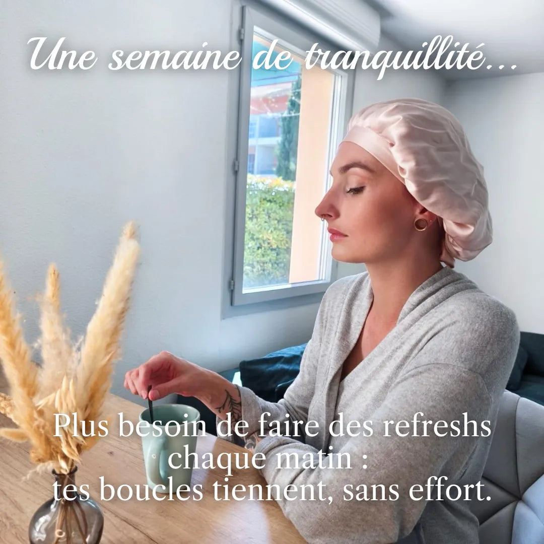 Femme avec bonnet en soie rose, cheveux texturés protégés, moment de détente avec café