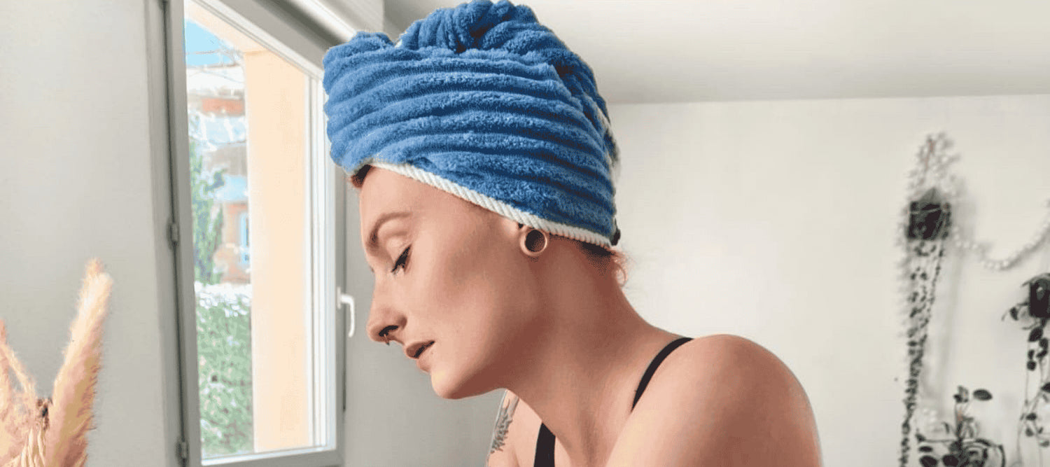 routine coiffage express cheveux texturés - serviette microfibre bleu