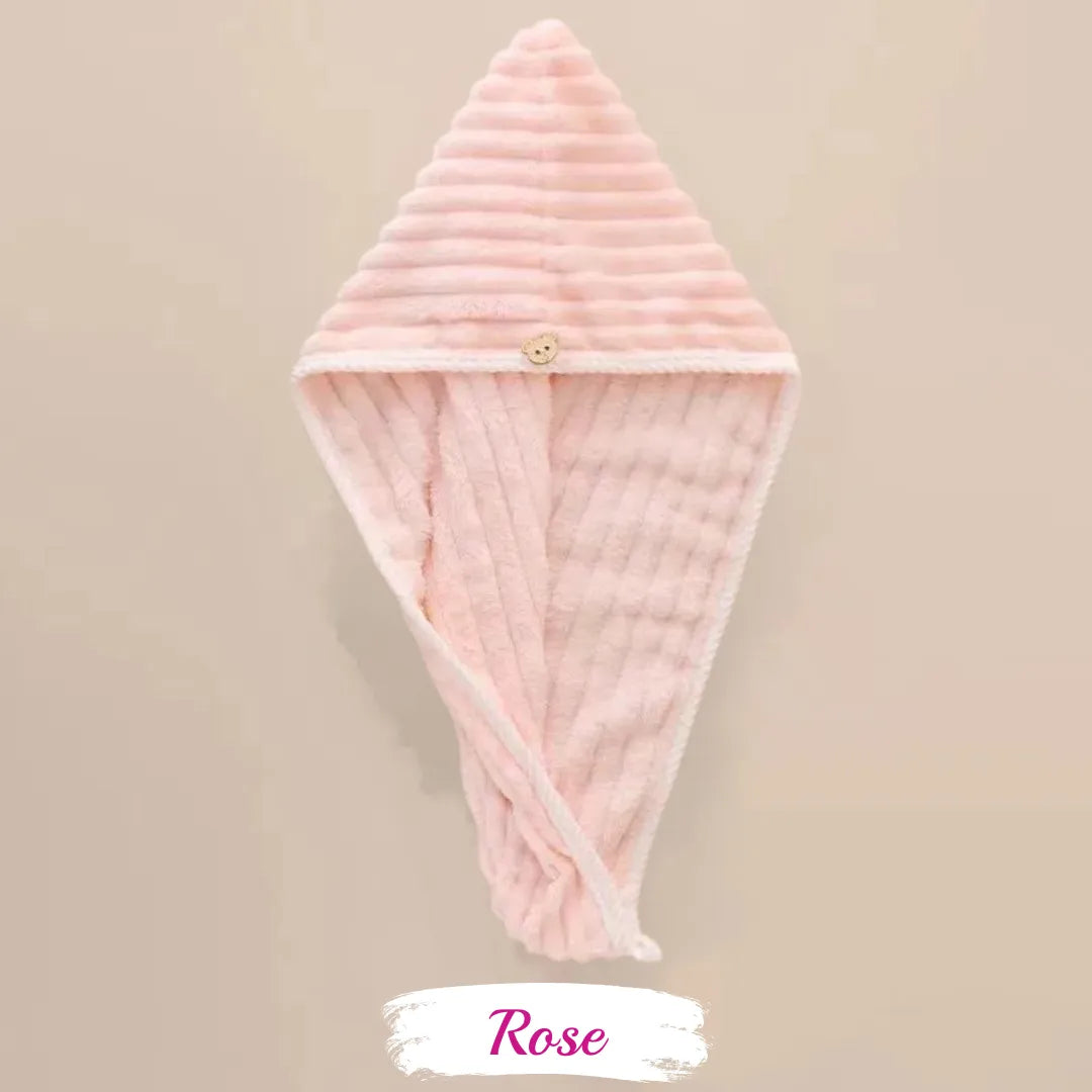 Serviette microfibre rose cheveux bouclés - accessoire capillaire doux et absorbant pour routine coiffage naturelle.