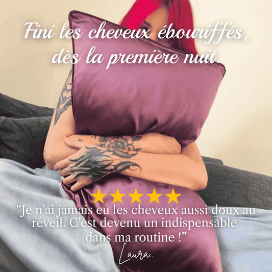 Femme aux cheveux texturés avec une taie d’oreiller en soie pourpre, accessoire protecteur cheveux bouclés