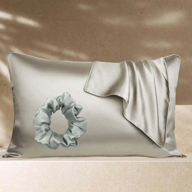 Taie d’oreiller en soie ivoir avec chouchou argent – starter pack cheveux en soie