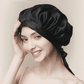 Portrait de femme portant un bonnet en soie noir, sourire nature