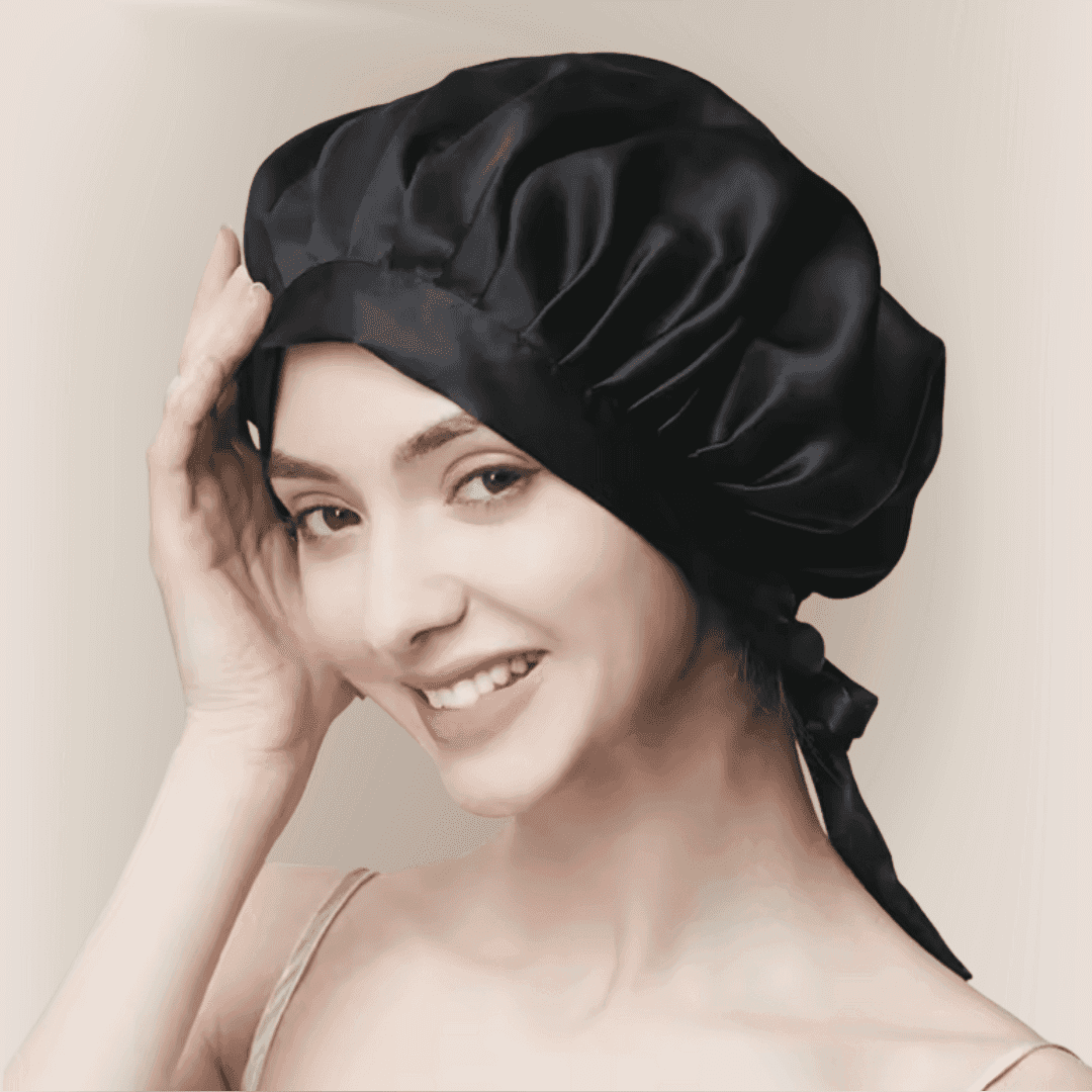 Portrait de femme portant un bonnet en soie noir, sourire nature
