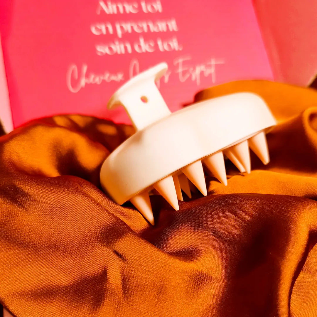 Brosse de massage cuir chevelu livrée dans sa boîte Wild Hair Therapy - accessoire capillaire indispensable