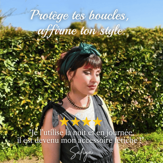 Femme aux cheveux bouclés portant un carré de soie vert noué en bandeau.
