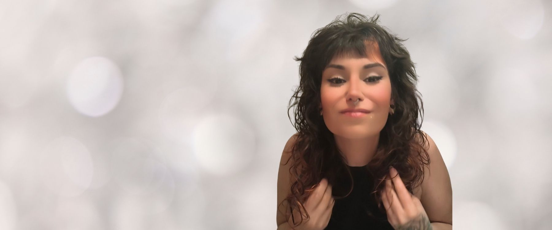 Femme cheveux bouclés adoptant une routine capillaire simple - soins cheveux bouclés.