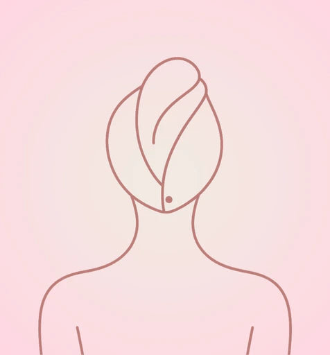 Séchage en douceur avec serviette microfibre pour cheveux bouclés