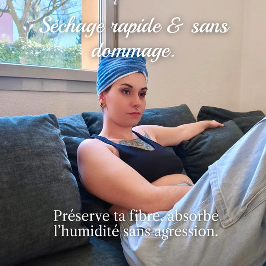 Femme séchant ses cheveux bouclés avec une serviette microfibre absorbante : séchage rapide et sans chaleur pour préserver les boucles naturelles.