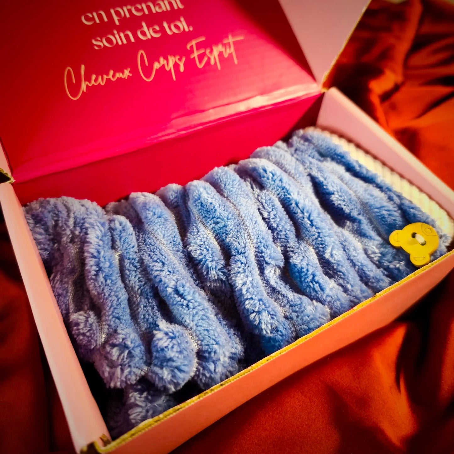 Serviette microfibre cheveux bouclés dans son packaging personnalisé wild hair therapy france