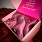 Taie d’oreiller en soie rose dans son coffret de nuit